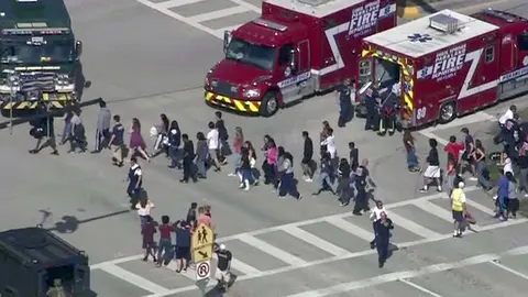 Tiroteo en una escuela de Florida. Los estudiantes evacuan la escuela de secundaria.