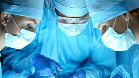 Imagen de varios médicos y enfermeras con mascarillas ARCHIVO