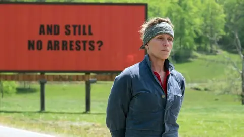 Fotograma de tres anuncios en las afueras