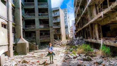 Una chica pasea por la desolada Gunkanjima, Nagasaki, Japón (Jordy Meow)
