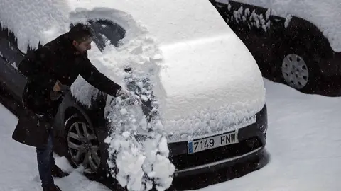 GRAF1263. PAMPLONA, 28/02/2018.- Una persona retira la nieve acumulada durante esta madrugada tras la intensa nevada que ha caido en la capital navarra. Cuarenta provincias de catorce comunidades contin&uacute;an hoy en alerta por el temporal que deja bajas temperaturas, riesgo de aludes, intenso oleaje, rachas intensas de viento y fuertes nevadas de hasta 35 cent&iacute;metros de espesor en zonas de monta&ntilde;a, informa la Agencia de Meteorolog&iacute;a (Aemet) en su web. Arag&oacute;n tiene activada la alerta naranja (riesgo importante) en Huesca y Zaragoza por nevadas que dejar&aacute;n acumulaciones entre los 5 y 35 cent&iacute;metros en &aacute;reas de las Cinco Villas, Ribera del Ebro y Pirineo oscense, y aviso amarillo en Huesca por viento, aludes y temperaturas m&iacute;nimas, y en Teruel por nieve. Las comunidades de Navarra, La Rioja y Pa&iacute;s Vasco contin&uacute;an en alerta naranja por nevadas, viento o aludes mientras que en Galicia hay aviso naranja por nieve en Lugo y Orense y por fuerte oleaje que alcanzar&aacute; entre los 5 y 6 metros en el litoral de La Coru&ntilde;a. EFE/Jes&uacute;s Diges
