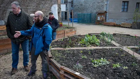 La Comisión y la Gerencia de Urbanismo de Pamplona visitan el Rincón de Pellejerías. PABLO LASAOSA 10