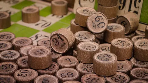 Varias fichas con n&uacute;meros para jugar al bingo