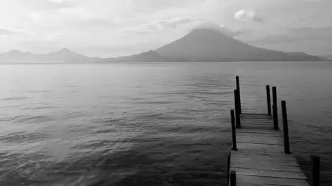 El lago Amatitlán, en Guatemala, es uno de los escenarios de la novela Duelo, de Eduardo Halfon.