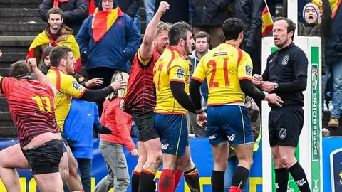 Los jugadores de Espa&ntilde;a protestan una acci&oacute;n al &aacute;rbitro rumano durante el partido clave ante B&eacute;lgica.
