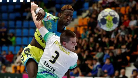 GRAF4073. PAMPLONA, 01/04/2018.- El jugador del Saint-Raphael, David Eponouh (i), intenta superar al pivote del Helvetia Anaitasuna, Antonio Bazán (d), durante el partido correspondiente a la sexta y última jornada de la fase de grupos de la Copa EHF disputado hoy en el pabellón Anaitasuna de Pamplona EFE/Villar López