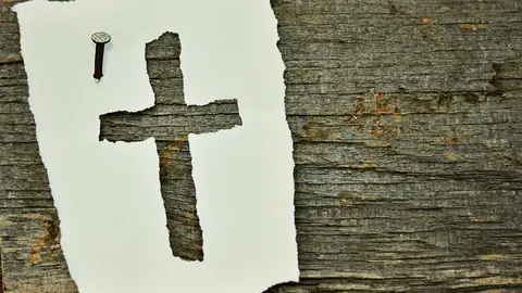 Una sencilla cruz sobre un papel.