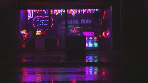 Luces de neón en el acceso a un local