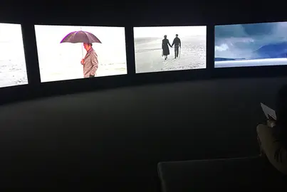 Vista de exposición de John Akomfrah en el Bildmuseet