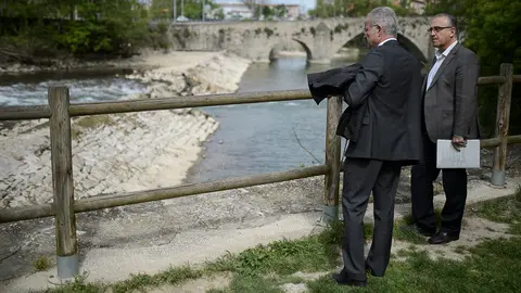 Enrique Maya, Juanjo Echeverría, María García-Barberena y Fermín Alonso visitan el río Arga a su paso por la Rochapea. PABLO LASAOSA