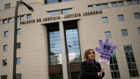 Multitudinaria manifestación en Pamplona en protesta por la sentencia de La Manada. PABLO LASAOSA 01