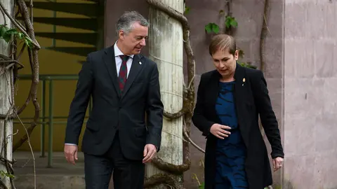 La presidenta de Navarra, Uxue Barkos, y el lehendakari, Iñigo Urkullu, realizan una declaración institucional ante los medios de comunicación tras haberse producido el anuncio de disolución de ETA. MIGUEL SANTIAGO