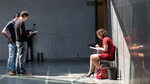 La parlamentaria Laura Pérez,  junto con Carlos Couso y Rubén Velasco, explica su postura respecto a su expulsión de Podemos (05). IÑIGO ALZUGARAY