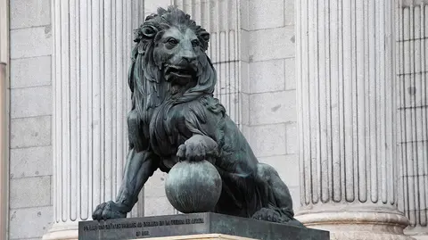 Uno de los leones del Congreso de los Diputados