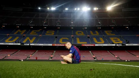Andr&eacute;s Iniesta sentado en la soledad del Camp Nou en el d&iacute;a de su despedida. FOTO FCB