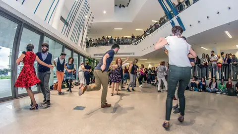 Concierto de la Big Band en el Conservatorio de la Biblioteca de Navarra junto a bailarines de swing. PA&Uacute;L ARCINIEGA (2)