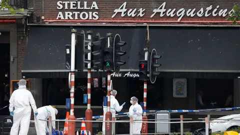 Un equipo de forenses, en el lugar del tiroteo en Lieja. EL ESPA&Ntilde;OL