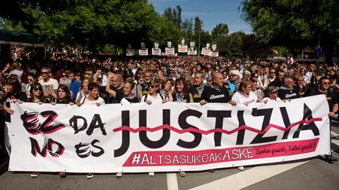 Miles de personas se manifiestan en Pamplona por la detención de unos jóvenes tras agredir a dos guardias civiles en Alsasua en 2016. PABLO LASAOSA 16