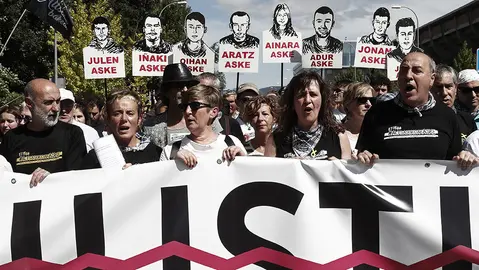 GRAF1508. PAMPLONA (ESPA&Ntilde;A), 16/06/2018.- Manifestaci&oacute;n convocada bajo el lema "Hau ez da justicia/Esto no es justicia", por los colectivos Altsasu Gurasoak y la Plataforma Altsasukoak Aske, en apoyo a los j&oacute;venes de Alsasua condenados por agredir a dos guardias civiles y sus parejas.- EFE/Jes&uacute;s Diges