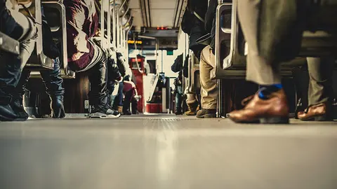 Varias personas viajan en el interior de un autobús.