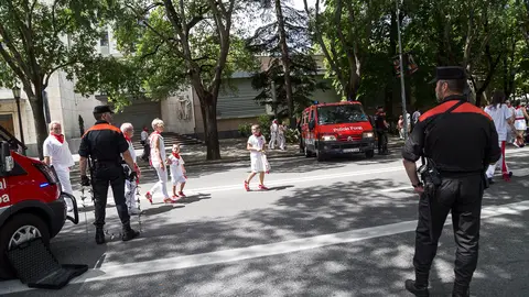 Miembros de Policía Foral vigilan las inmediaciones de la Procesión de San Fermín (02). IÑIGO ALZUGARAY