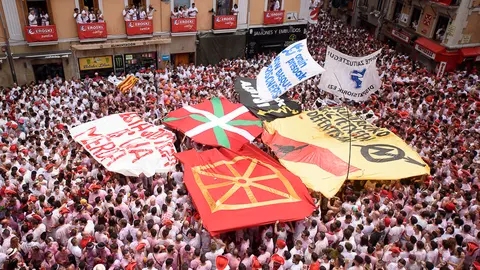 Chupinazo de las fiestas de San Fermín 2018 en el Ayuntamiento. PABLO LASAOSA 35