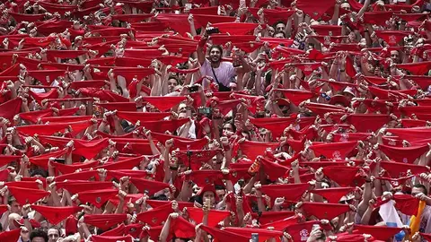 GRAF4745. PAMPLONA (ESPAÑA), 06/07/2018.- Miles de personas abarrotan la plaza del Ayuntamiento de Pamplona durante el lanzamiento del tradicional "txupinazo" desde el balcón de la casa consistorial, con el que ha dado comienzo oficialmenta las fiestas de San Fermin 2018. POOL EFE/Jesús Diges