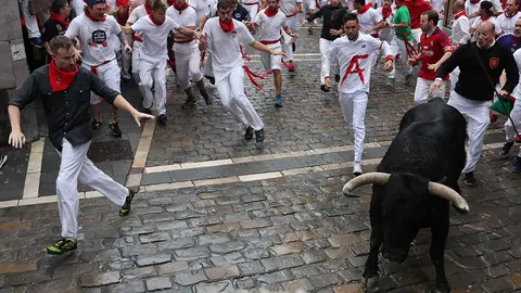 Primer encierro de San Ferm&iacute;n 2018 con toros del Puerto de San Lorenzo. REUTERS / AFP