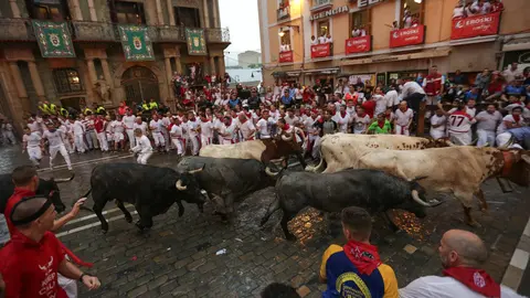 El encierro del 8 de julio de la ganader&iacute;a Jos&eacute; Escolar a su paso por la Plaza del Ayuntamiento. Alejandro Velasco-1 (13)