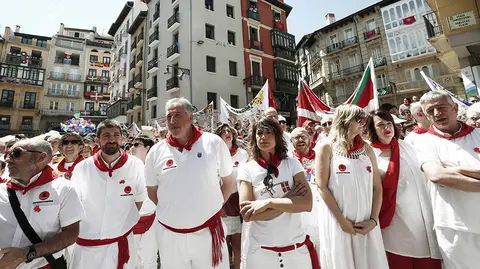 GRAF6050. PAMPLONA (ESPA&Ntilde;A), 08/07/2018.- El alcalde de Pamplona, Joseba Asir&oacute;n (3i) junto a la presidenta del Parlamento Foral Ainhoa Aznarez (2d) y la consejera de Relaciones Ciudadanas e Institucionales del Gobierno de Navarra, Ana Ollo (3d), se han sumado hoy junto a cientos de personas a la convocatoria de colectivo Sanfermines 78 Gogoan para rendir un homenaje a todas las personas que resultaron afectadas en los sucesos de los sanfermines de 1978, en especial al fallecido Germ&aacute;n Rodr&iacute;guez y a quienes resultaron heridos, seis de bala. Este ha sido el acto principal de hoy en recuerdo de aquellos incidentes que se desencadenaron hace ya 40 a&ntilde;os tras entrar la Polic&iacute;a Nacional en la plaza de toros durante la corrida del d&iacute;a 8 de julio por la presencia de una pancarta que ped&iacute;a la amnist&iacute;a. En &eacute;l han intervenido personas y colectivos que fueron testigos y v&iacute;ctimas de aquellos hechos, referentes actuales en recuperaci&oacute;n de la memoria hist&oacute;rica. EFE/Jes&uacute;s Diges