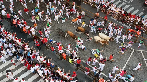 Tercer encierro de San Fermín 2018 con toros deCebada Gago en Telefónica. PABLO LASAOSA 01