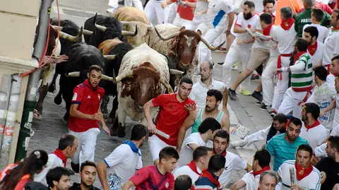 Cuarto encierro de San Fermín 2018 con toros de Fuente Ymbro en el Ayuntamiento. MIGUEL SANTIAGO0001