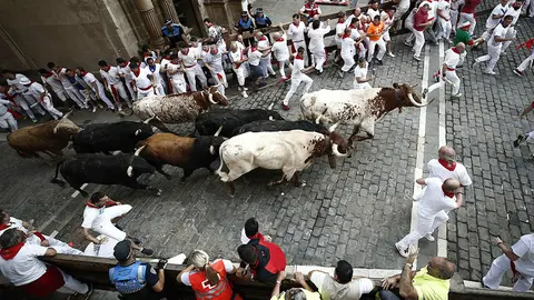 GRAF7047. PAMPLONA, 10/07/2018.- Los toros de la ganadería gaditana de Fuente Ymbro suben la cuesta de Santo Domingo hacia el Ayuntamiento junto a mansos y mozos durante el cuarto encierro de los Sanfermines 2018. EFE/Jesús Diges