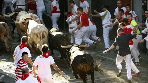 GRAF7809. PAMPLONA, 11/07/2018.- Los toros de la ganadería gaditana de Núñez del Cuvillo hacen su entrada en la calle de Mercaderes durante el quinto encierro de los Sanfermines 2018 que ha resultado emocionante y vistoso con huecos entre los animales que han realizado el recorrido estirados, sin que al parecer ningún corredor haya resultado corneado. EFE/Villar López