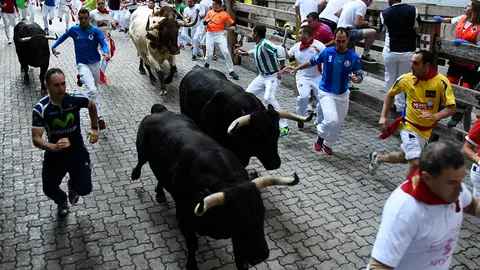 Sexto encierro de San Fermín 2018 con toros de Victoriano del Río en la bajada del callejón. MIGUEL SANTIAGO0002