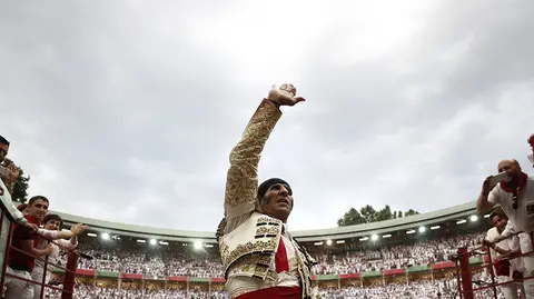 El torero Juan Jos&eacute; Padilla sale por la puerta grande de la plaza de toros de Pamplona tras cortar cuatro orejas, en la que ha sido su ultima corrida en la Feria de San Ferm&iacute;n. EFE/Jes&uacute;s Diges