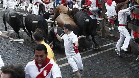 GRAF083. PAMPLONA, 14/07/2018.- Los toros de la ganadería sevillana de Miura entran en la curva de Mercaderes durante el octavo y último encierro de los Sanfermines 2018, el más rápido de las fiestas con 2 minutos y 12 segundos de duración, en el que, según el primer parte médico, no hay heridos por asta. EFE/Jesús Diges