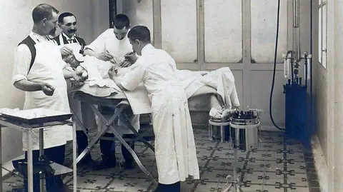 El equipo m&eacute;dico con Seraf&iacute;n H&uacute;der posa en la enfermer&iacute;a de la plaza de toros de Pamplona.2