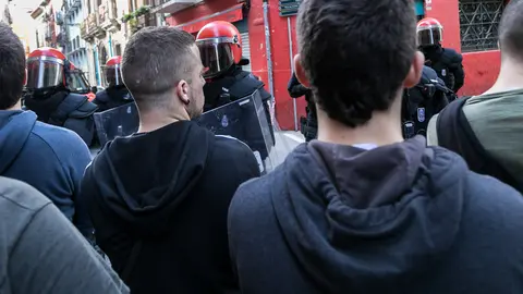 Agentes de la Policía Foral controlan los accesos a la Plaza de Navarrería tras el desalojo del Palacio del Marqués de Rozalejo conocido como el gaztetxe 'Maravillas' (07). IÑIGO ALZUGARAY