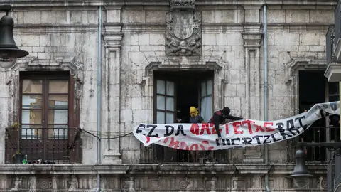 Unos jóvenes okupas vuelven a abrir el Palacio del Marqués de Rozalejo, conocido como el gaztetxe Maravillas, tras haber sido desalojado esta misma mañana por la Policia Foral. IÑIGO ALZUGARAY
