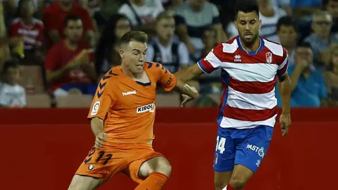 Carlos Clerc en el partido entre Granada y Osasuna correspondiente a la tercera jornada de la Liga123 disputado en el estadio de Los C&aacute;rmenes. FOTO - LALIGA (7)