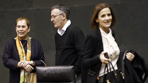 GRA103. PAMPLONA, 04/03/2016.- La presidenta del Gobierno de Navarra Uxue Barkos (i), junto a los parlamentarios de Geroa Bai Patxi Leuza (c) y del PSN Mar&iacute;a Chivite, antes de comenzar hoy el Pleno del Parlamento que celebra, a propuesta del PP, un pleno monogr&aacute;fico para debatir la situaci&oacute;n de las Pol&iacute;ticas Sociales en Navarra y aprobar medidas para contribuir a su mejora. EFE/Jes&uacute;s Diges