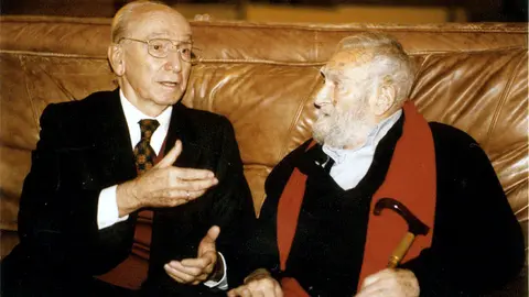 El empresario Juan Huarte en una imagen con el escultor Jorge Oteiza (derecha). FUNDACIÓN MUSEO JORGE OTEIZA