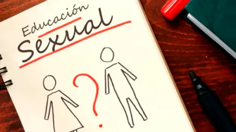 Imagen de un bloc de notas con apuntes sobre educación sexual para ser tratados en los colegios ARCHIVO