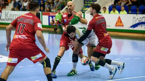 Partido de la liga Asobal correspondiente a la 6ª jornada entre Helvetia Anaitasuna y Bade Huesca. MIGUEL OSÉS_7