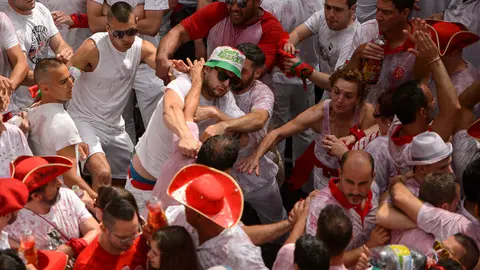 Chupinazo de las fiestas de San Fermín 2018 en el Ayuntamiento. PABLO LASAOSA 07