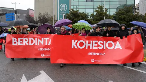 Una manifestación a favor del euskera recorre las calles de Pamplona. PABLO LASAOSA 04