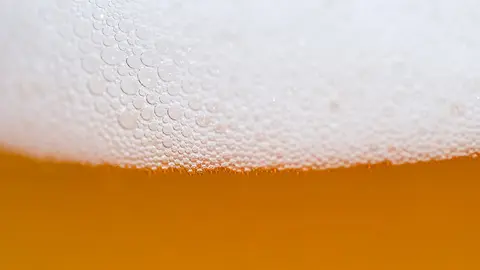Espuma en una cerveza fría recién servida.