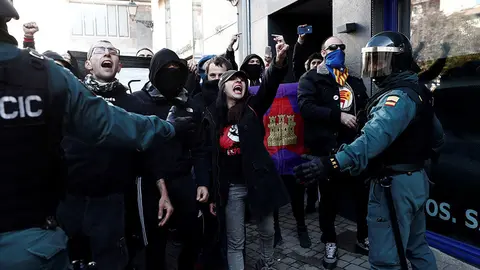 GRAF974. ALSASUA (NAVARRA), 04/11/2018.- Efectivos de la Guardia Civil frente a una manifestación que tiene lugar esta mañana en Alsasua en contra de la iniciativa "España Ciudadana", impulsada por Ciudadanos, que celebra hoy en la localidad navarra un acto de apoyo a la Guardia Civil en el que intervendrán el líder de Cs, Albert Rivera, el escritor Fernando Savater y la víctima de ETA Beatriz Sánchez Seco, entre otros dirigentes políticos. EFE/Jesús Diges