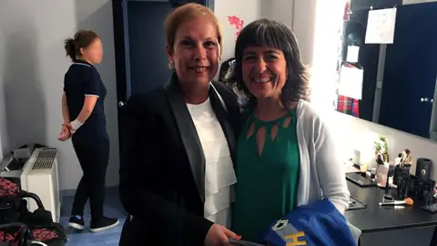 Uxue Barkos posa sonriente junto a la Chula Potra, la cantante abertzale y machista que aboga por agredir a mujeres.